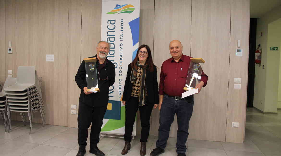 FOTO 1 Vincitori Del Torneo Di Maraffone Girone A COLA MAURO A Destra FERRI ENZO A Sinistra CAMPOREALE BARBARA PRESIDENTE ROMAGNABANCA Al Cento