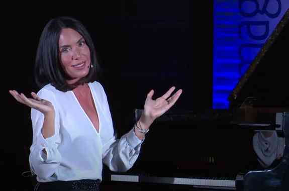 GLORIA CAMPANER AL PIANO